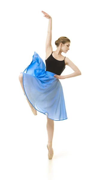 Meisje in een blauwe rok en een zwarte leotard dans Ballet. — Stockfoto