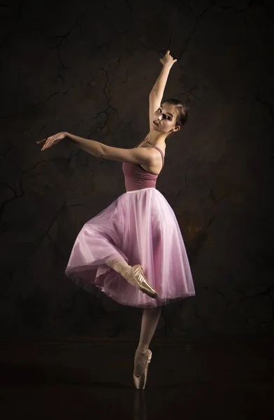 A slender girl in a pink skirt and beige top dancing ballet. — Stock Photo, Image
