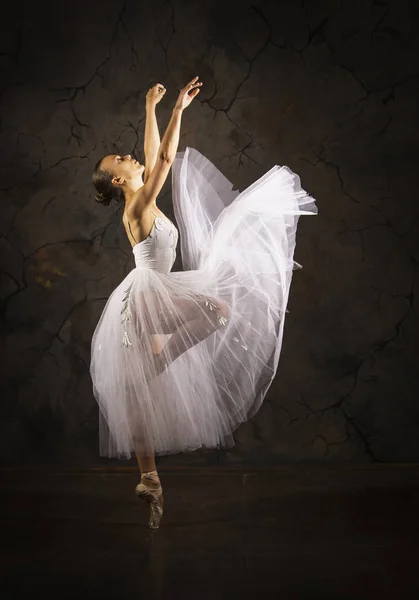 Karcsú lány egy fehér fűző Tutu táncoló balett. — Stock Fotó