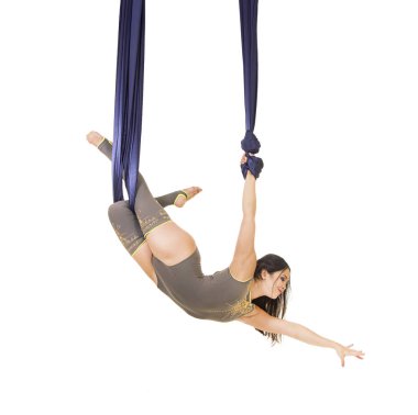 Genç, uzun saçlı, gri takım elbise ve mavi havadar ipek egzersizleri yapıyor tozluk gülümseyen acrobat .