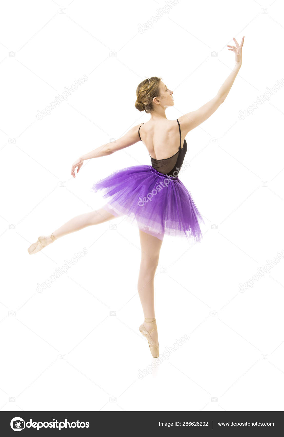 Fille en tutu violet et justaucorps noir danse ballet . image libre de  droit par lik13vvs © #286626202