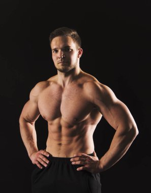 Güçlü atletik adam aidatı çıplak kas vücut.