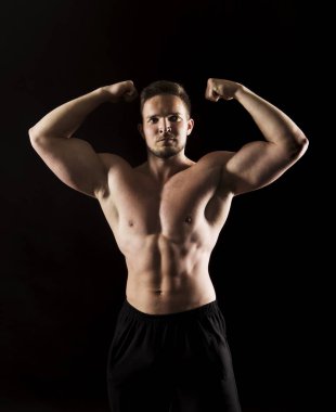 Güçlü atletik adam aidatı çıplak kas vücut.