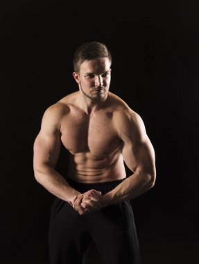 Güçlü atletik adam aidatı çıplak kas vücut.