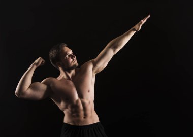 Güçlü atletik adam aidatı çıplak kas vücut.