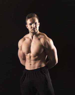 Güçlü atletik adam aidatı çıplak kas vücut.