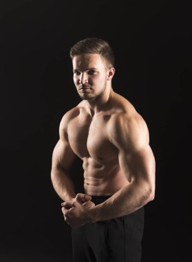 Güçlü atletik adam aidatı çıplak kas vücut.