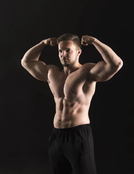 Ισχυρή Αθλητικός άνδρας showes γυμνή μυώδες σώμα. — Φωτογραφία Αρχείου