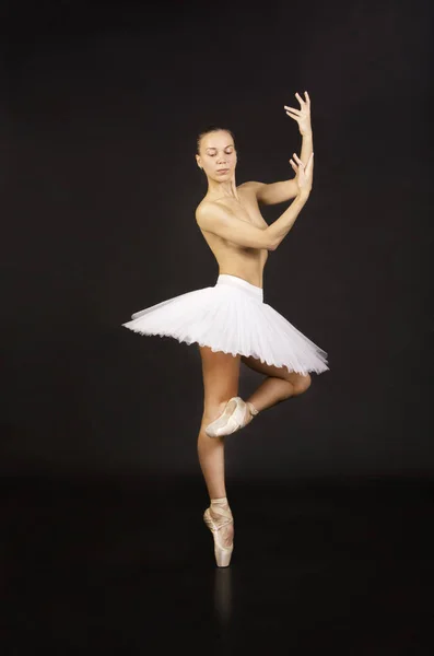 Wspaniała baletnica w białym Tutu taniec balet topless. — Zdjęcie stockowe