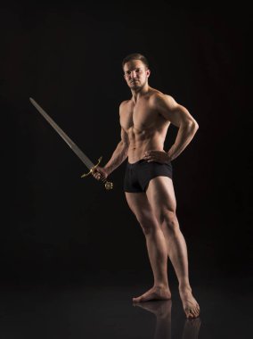 Güçlü atletik adam aidatı çıplak kas vücut.