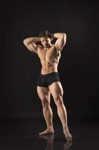 Fuerte atlético hombre muestra desnudo muscular cuerpo . — Foto de Stock