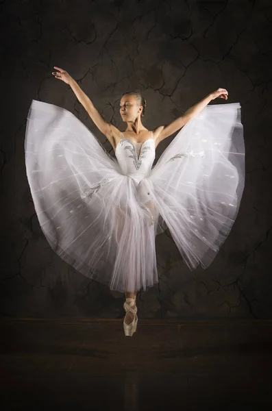 Ragazza snella in un corsetto bianco tutù danza balletto . — Foto Stock