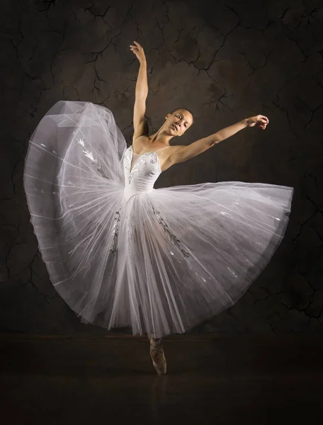 Menina esbelta em um espartilho branco tutu dança balé . — Fotografia de Stock