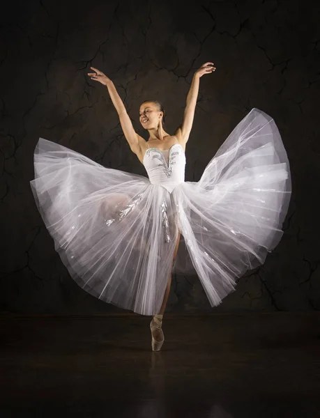 Menina esbelta em um espartilho branco tutu dança balé . — Fotografia de Stock