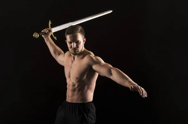 Siłacz athletic showes nagie muskularne ciało. — Zdjęcie stockowe