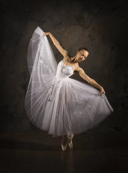 Ragazza snella in un corsetto bianco tutù danza balletto . — Foto Stock