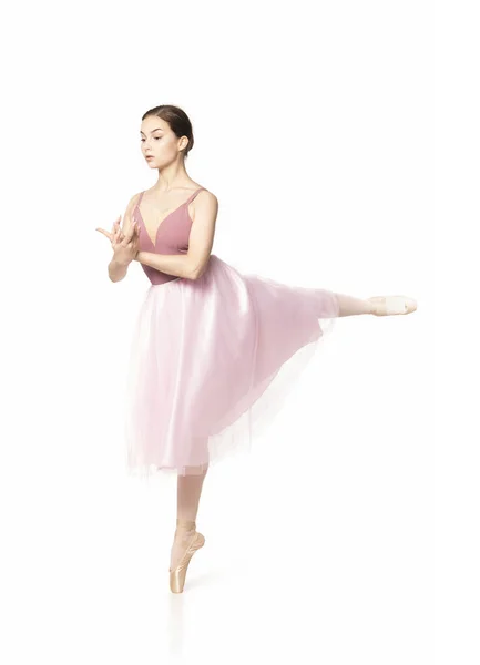 Menina elegante em uma saia rosa e bege top dançando balé . — Fotografia de Stock