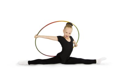 Siyah jimnastik takımlı küçük bir kız beyaz arka planda jimnastik yapıyor..