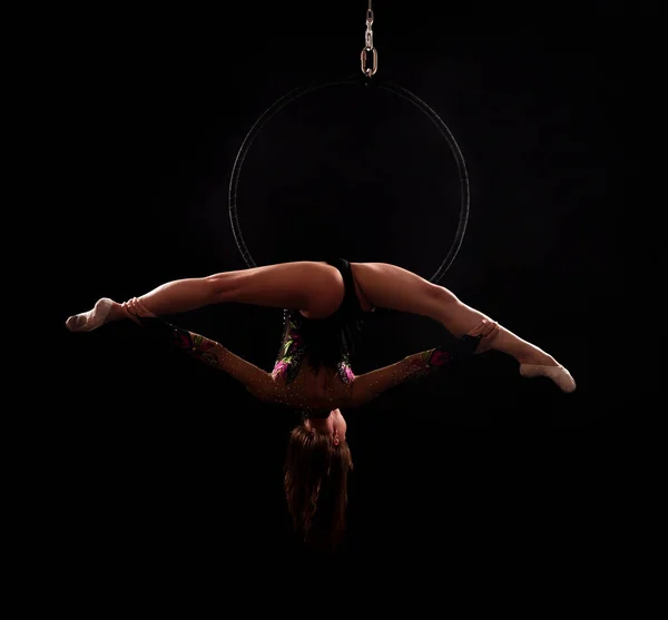 Une Jeune Femme Qui Fait Des Acrobaties Aériennes Costume Sombre — Photo