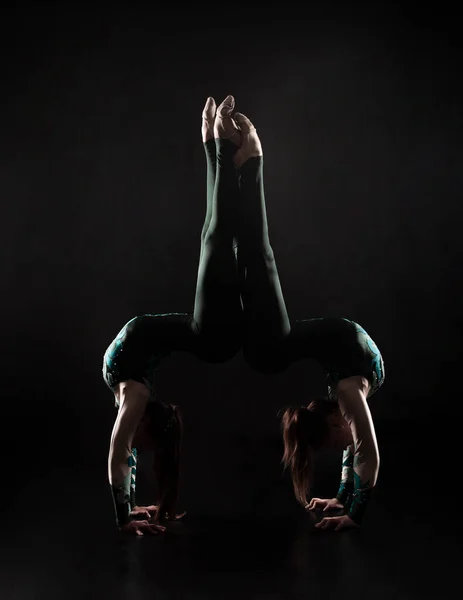 Due Giovani Equilibristi Femminili Eseguono Elementi Acrobatici Sfondo Scuro Illuminazione — Foto Stock