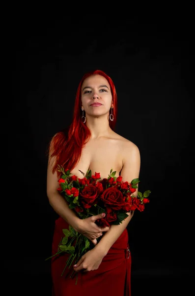 Ένα Κορίτσι Κόκκινα Μαλλιά Τόπλες Κόκκινη Φούστα Και Μπουκέτο Λουλούδια — Φωτογραφία Αρχείου