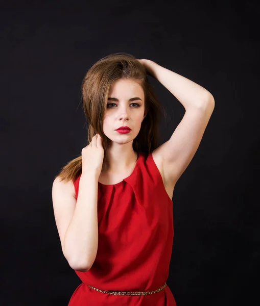 Una Bella Ragazza Vestito Rosso Con Capelli Lunghi Trucco Studio — Foto Stock