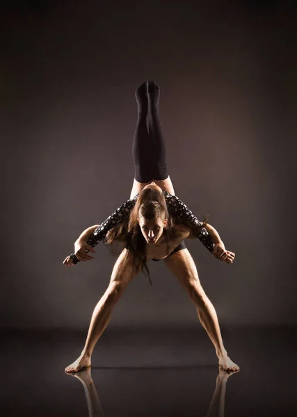 Mladá Dívka Mladý Muž Provádějící Akrobatický Tanec Kaskadéry Studio Natáčení — Stock fotografie