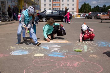 çocuklar Playground asfalt tebeşir yaz günü çizmek