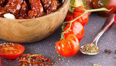 Kurutulmuş domates, zeytin yağı. İtalyan tarzında çanağı 