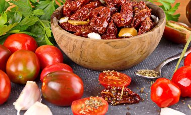 Kurutulmuş domates, zeytin yağı. İtalyan tarzında çanağı 