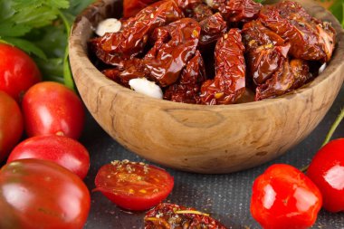 Kurutulmuş domates, zeytin yağı. İtalyan tarzında çanağı 