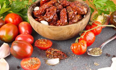 Kurutulmuş domates, zeytin yağı. İtalyan tarzında çanağı 