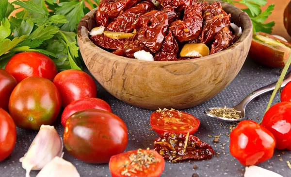 Kurutulmuş domates, zeytin yağı. İtalyan tarzında çanağı 