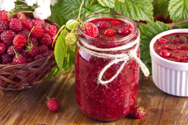 Taze orman meyveleri yararlı vitamin incelik ev yapımı ahududu reçeli