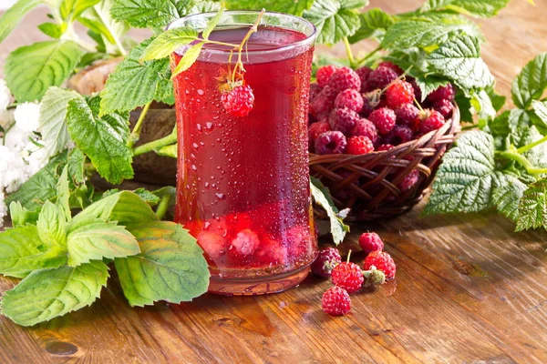 Taze ahududu bir içki. Berry yaz arka plan