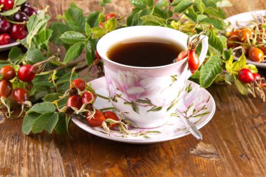 Tıbbi meyvelerçay, sağlık için canlandırıcı içecek kırmızı gül kalça