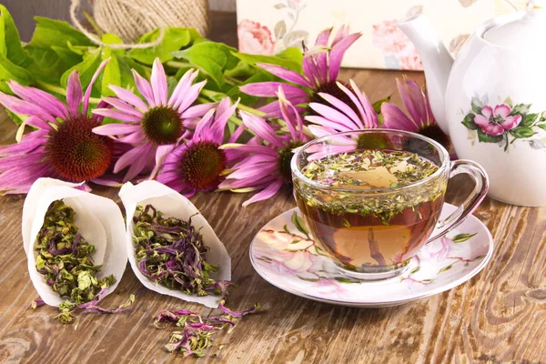 Ekinezya purpurea (Ekinezya purpurea) kurutulmuş halk tıbbı ile çay içeceği