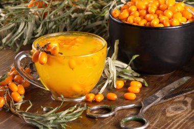 Deniz dikeni meyveleri ve yeni hasat taze çilek ferahlatıcı içecek