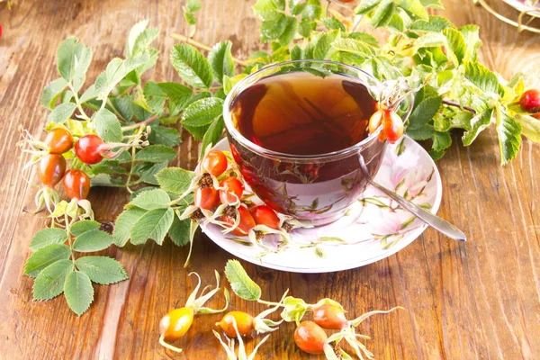 Tıbbi meyvelerçay, sağlık için canlandırıcı içecek kırmızı gül kalça