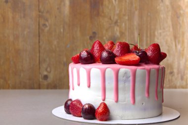 Böğürtlenli diyet kek, çok renkli çizgili pirinç unu olgun çileklerle süslenmiş.