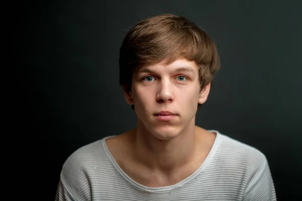 Portrait en gros plan de jeune homme séduisant aux cheveux blonds — Photo