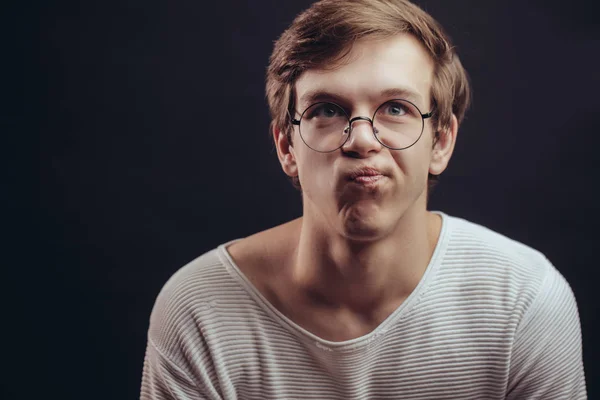 Primer plano retrato de estudiante frunciendo el ceño reflexivo en gafas — Foto de Stock