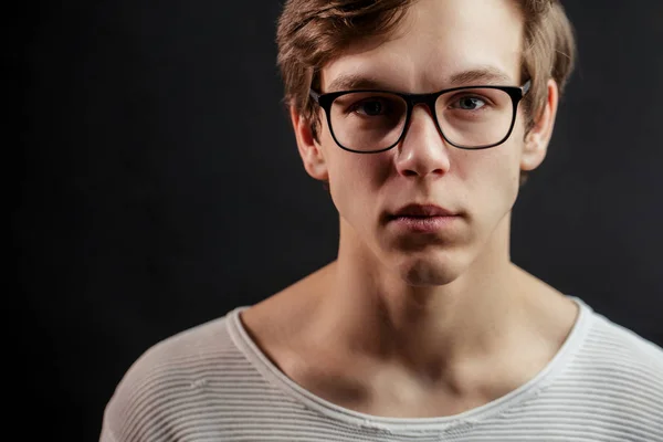 Portrait rapproché d'un homme aux cheveux blonds agréables aux yeux mouillés . — Photo