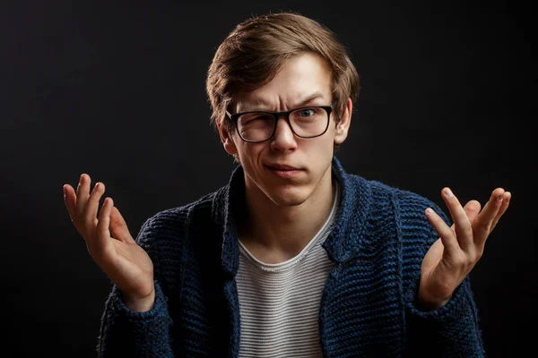 Primer plano retrato de divertido chico en gafas gesto — Foto de Stock