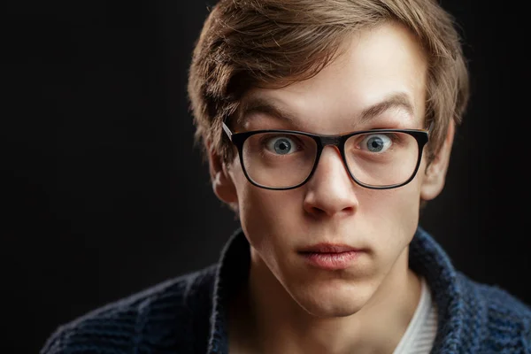 Primer plano de cara masculina sorprendida — Foto de Stock