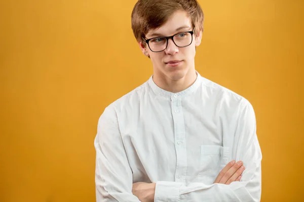 Primer plano retrato de pensativo joven hombre guapo en camisa blanca — Foto de Stock