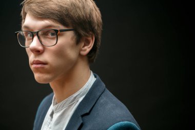 yan görünümü yabancılara bakışla ciddi genç erkek portresi kapatın