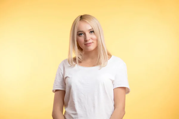 Fröhliche junge Frau mit glattem, blondem Haar — Stockfoto