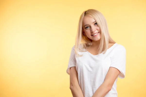 Étudiante aux cheveux raides blonds et sains regardant la caméra — Photo