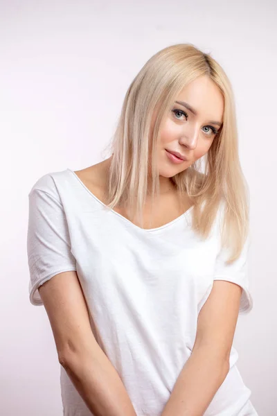 Junge Hündin mit schönen natürlichen blonden Haaren — Stockfoto